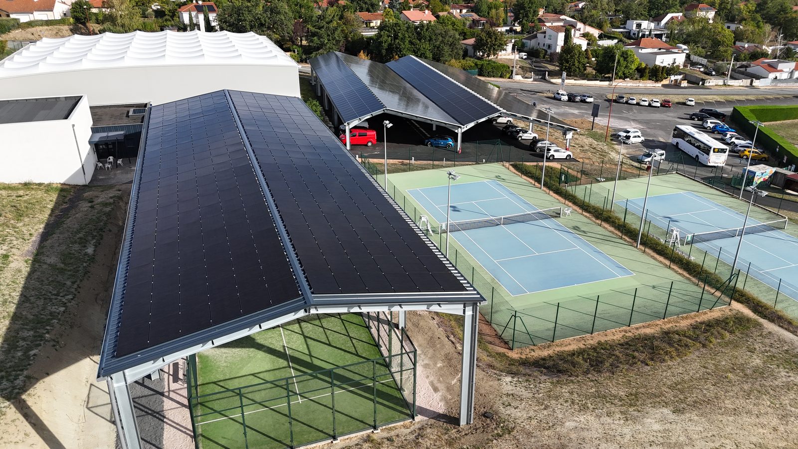 Les deux terrains de padel couverts par une ombrière photovoltaïque