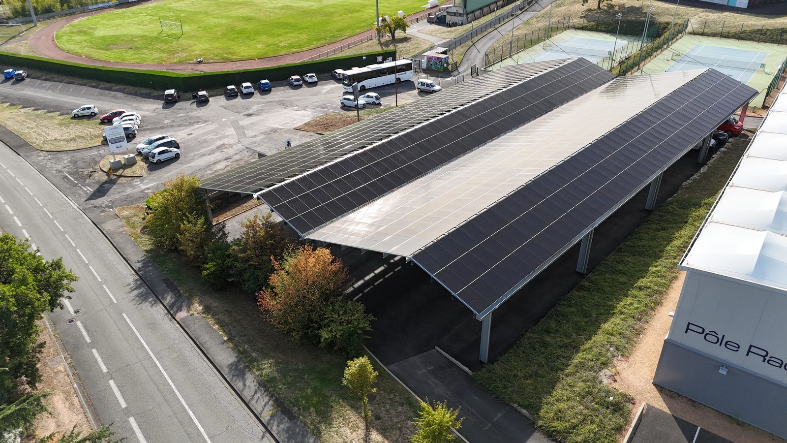 Ombrières photovoltaïques du parking vues depuis la route