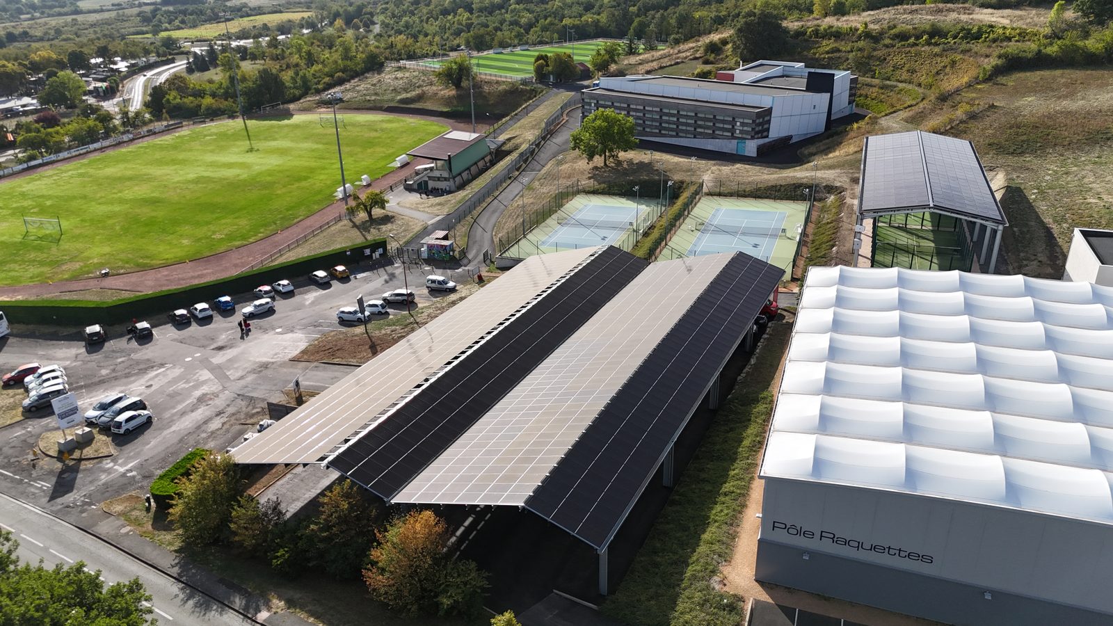 Vue drone du pôle sportif de la Vouée avec ses ombrières, le Pôle Raquettes et le stade