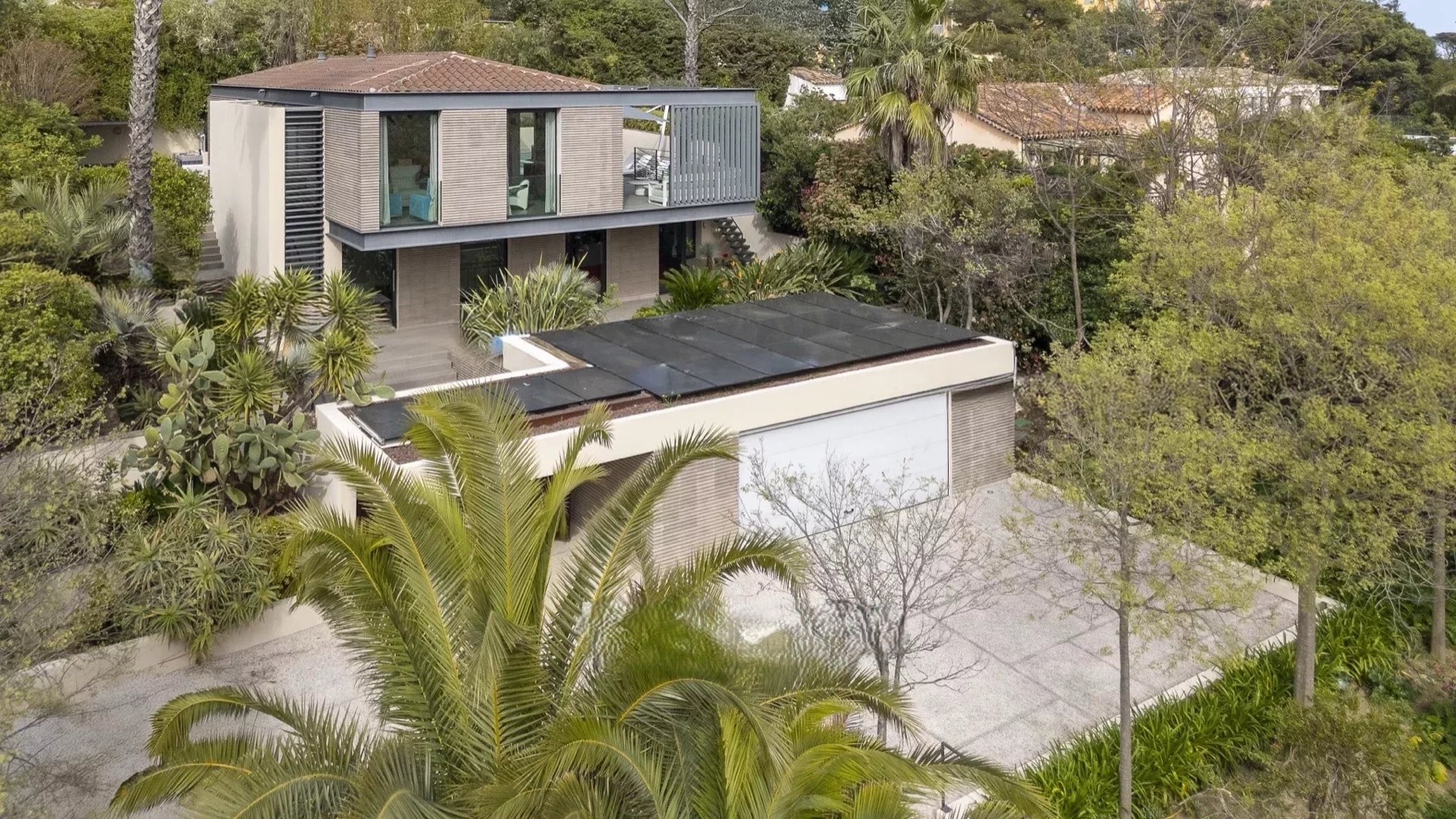 Contemporary villa in Saint-Tropez, surrounded by greenery, offered by JR Immo